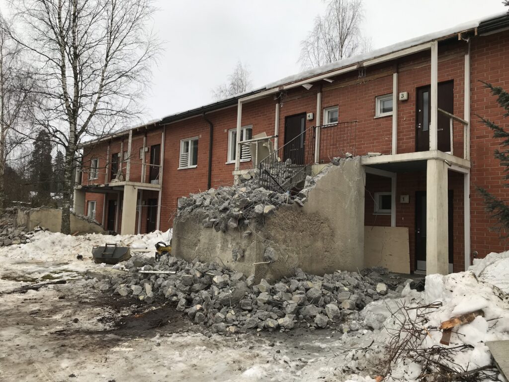 Kuva hakakujan puretusta luhtikäytävästä
