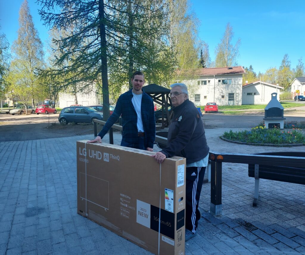 kuva television luovutuksesta voittajalle